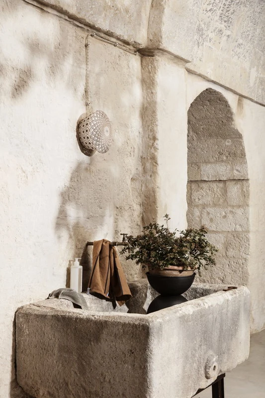 Ferm LIVING Hourglass Pot, XS, Black 5 Ferm LIVING Hourglass Pot, XS, Black - Image 3