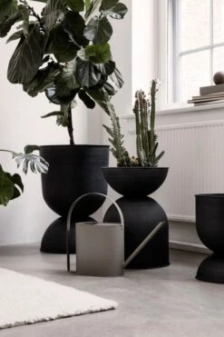Ferm LIVING Hourglass Pot, S, Black -FINISH DESIGN SHOP 17 9964