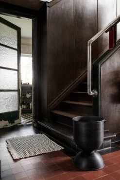 Ferm LIVING Hourglass Pot, M, Black -FINISH DESIGN SHOP 36 9455 28329