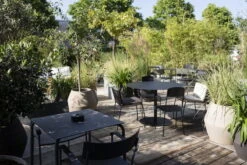 Serax Construct Pot S, Beige 11 Serax Construct Pot S, Beige -FINISH DESIGN SHOP B7214292M sfeer terrace 14