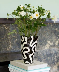 HAY Jessica Hans Shadow Vase, Black - White -FINISH DESIGN SHOP Jessica Hans Shadow Vase black and white