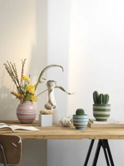 Kähler Omaggio Nuovo Flowerpot, 15 Cm, Green 11 Kähler Omaggio Nuovo Flowerpot, 15 Cm, Green -FINISH DESIGN SHOP KAH 690163 690161 690165 Omaggio Nouvo all together on table