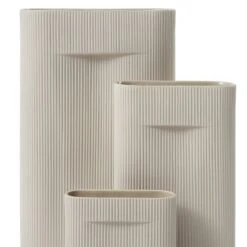 Muuto Ridge Vase, 35 Cm, Beige 10 Muuto Ridge Vase, 35 Cm, Beige -FINISH DESIGN SHOP Ridge vase beige group Muuto 5000x5000 hi res 1