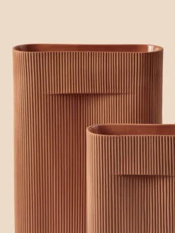 Muuto Ridge Vase, 48,5 Cm, Terracotta 10 Muuto Ridge Vase, 48,5 Cm, Terracotta -FINISH DESIGN SHOP Ridge vase detail 2 Muuto 5000x6666 hi res cb