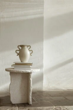 Ferm LIVING Verso Table Vase, Cream -FINISH DESIGN SHOP fermLIVING AW21 MineralSculpturalTable VersoTableVaseCream image