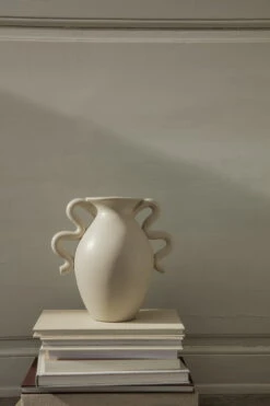 Ferm LIVING Verso Table Vase, Cream -FINISH DESIGN SHOP fermLIVING AW21 VersoTableVaseCream image